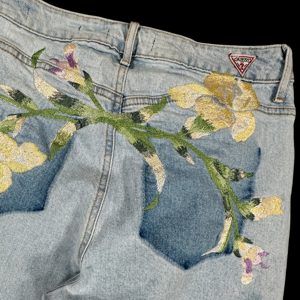 GUESS 1981 Embroidered Hanalei Jeans Womens 28 (Fits 27x26) Riviera Frayed Ankle